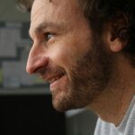Homem olhando para o seu site profisisonal